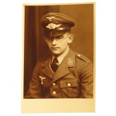 Ritratto fotografico: Soldato dell'artiglieria Flak della Luftwaffe con Tuchrock e berretto con visiera LW